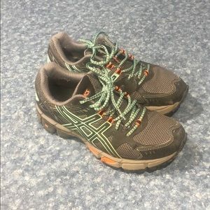 Women’s tennis shoes